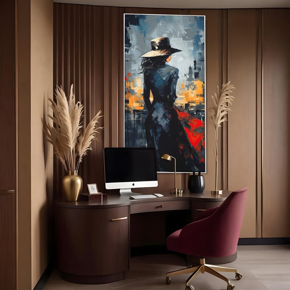 Tablou canvas cu tablou canvas cu femeie in palarie si oras, in rama de aluminiu argintiu, pe perete intr-un birou